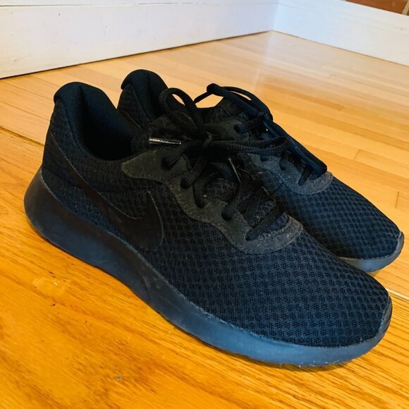 Size 9.5 - Nike Tanjun Black - 812654-001 - Picture 5 of 14